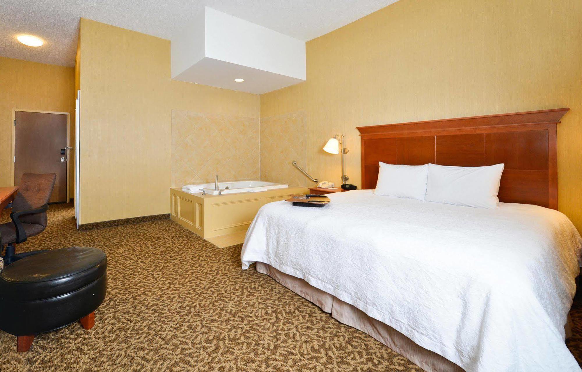 Hampton Inn Utica Exterior foto